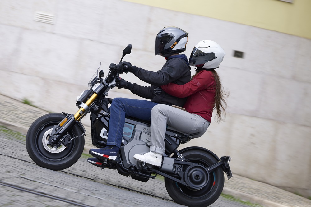 CE 02 : le scooter électrique intra-muros du permis auto